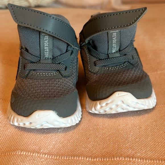 Nike Revolution sneakers size 5c - Picture 7 of 7